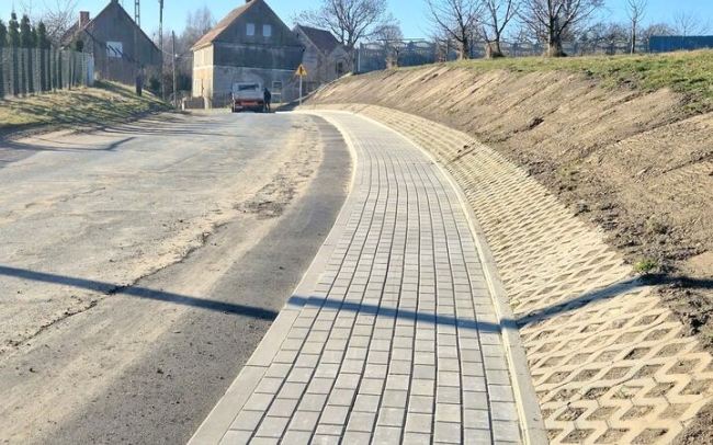 Zmiany przed GOK-iem i nowe pobocza 