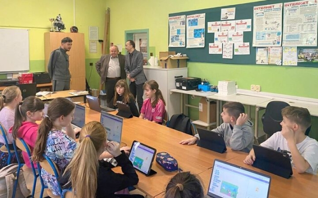 Laptopy dla uczniów, wyższe stawki dla strażaków i agroturystyka w Miłocicach