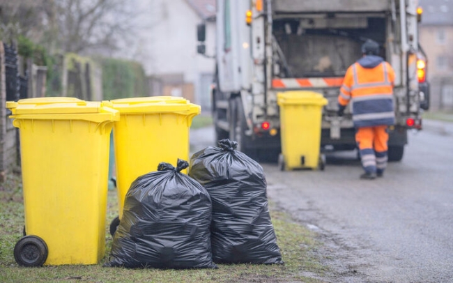 Worki zostały przed posesjami. Mieszkańcy pytają: dlaczego?