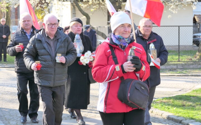Pod pomnikiem zapłonęło 96 zniczy