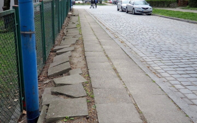 Naprawią niebezpieczny chodnik