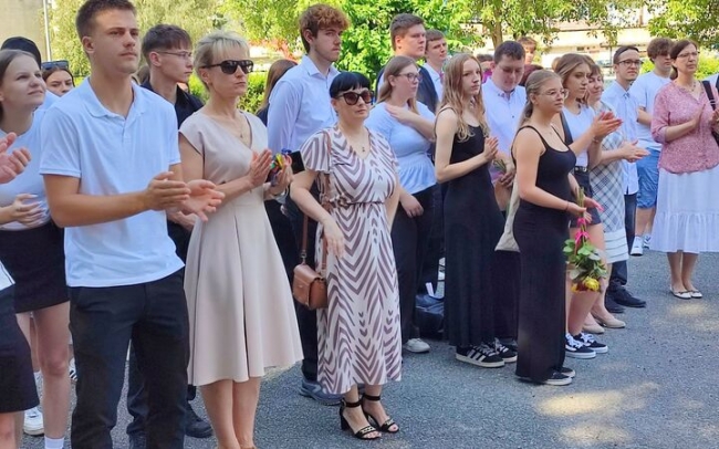 Wybrzmiał ostatni dzwonek. Rozpoczęły się wakacje