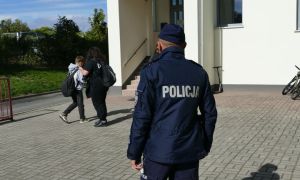 Groźby w sieci i 10 zatrzymanych. Policja wzmacnia bezpieczeństwo w szkołach