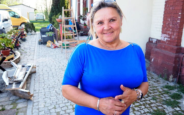 Pani Jadwiga od 40 lat mieszka w budynku dworca. Nie przeszkadzają jej przejeżdżające pociągi