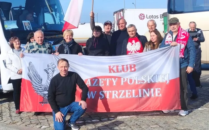 Przedstawiciele Klubu Gazety Polskiej w Strzelinie, którzy wzięli udział w marszu w Warszawie