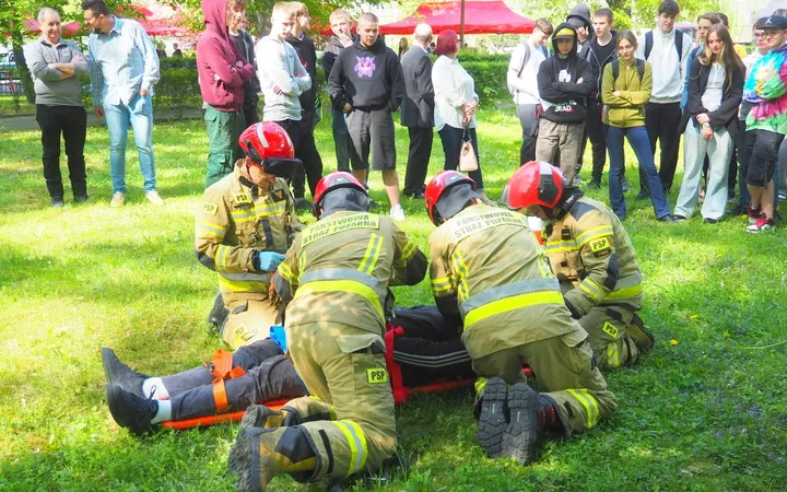 Pokaz ratowania kierowcy z wypadku zorganizowali strażacy