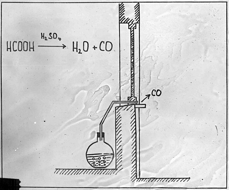 Fotogram znaleziony w archiwum Zakładu Medycyny Sądowej UWr. Widać przebieg reakcji chemicznej produkcji śmiercionośnego gazu