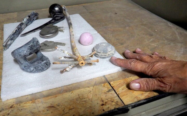 Wszystkie przedmioty wyciągnięte ze zwłok przeznaczone są do utylizacji. Co pewien czas zabiera je specjalistyczna firma