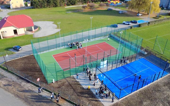 Przed wejściem na każde z boisk zostanie zamontowany terminal z herbem gminy wyświetlanym na ekranie