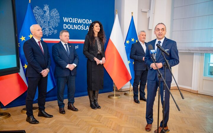 19 lutego w Dolnośląskim Urzędzie Wojewódzkim we Wrocławiu wójt Jarosław Taranek odebrał z rąk wojewody Anny Żabskiej promesę na dofinansowanie drogi do Jagielna. Fot. DUW we Wrocławiu