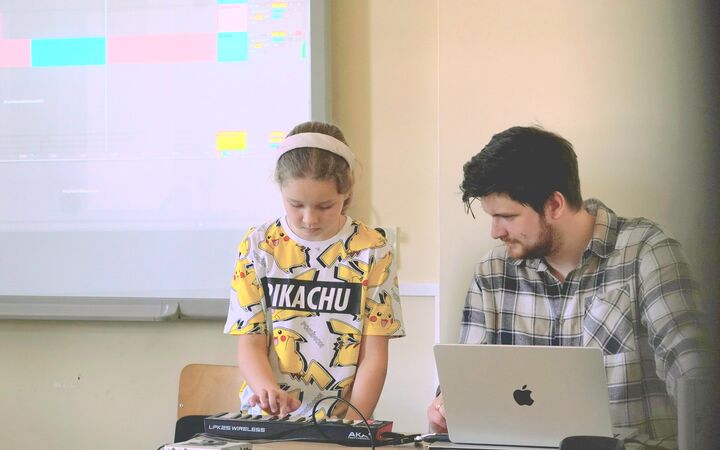 Warsztaty poprowadził Łukasz Ciesiołkiewicz – nauczyciel gry na perkusji w wiązowskiej szkole muzycznej
