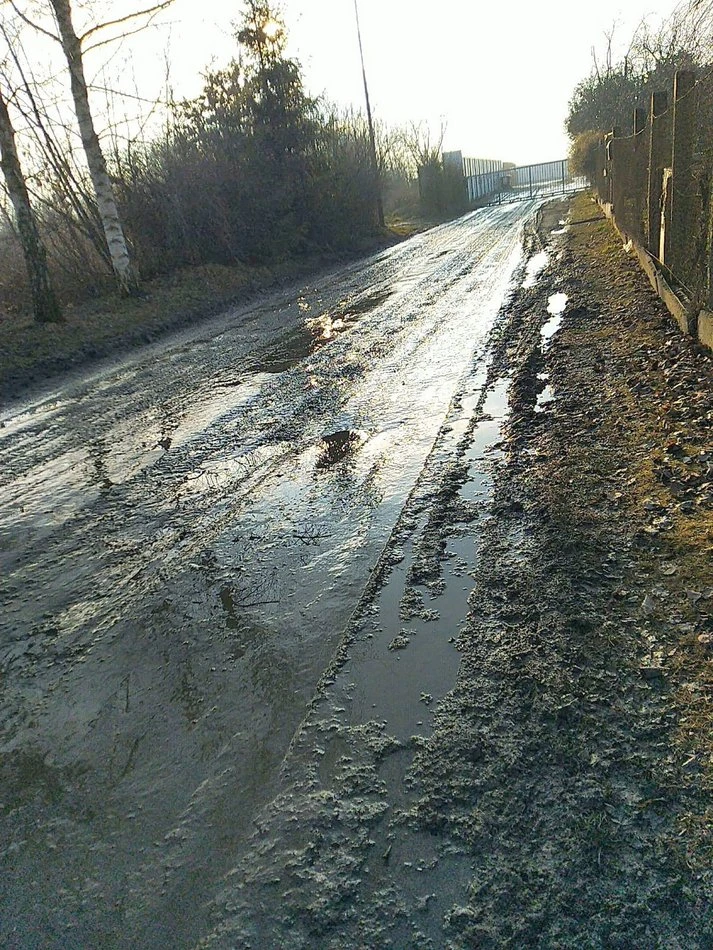 Podczas ulew i śniegów droga prowadząca do firmy zamienia się błoto