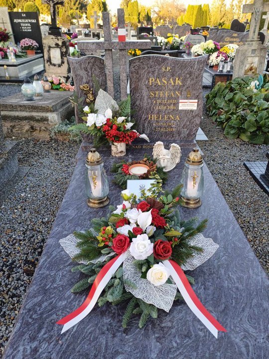 Grób Stefana Pasaka na cmentarzu parafialnym w Prusach