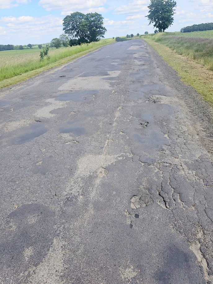 Aktualny stan nawierzchni na drodze powiatowej Przeworno - Karnków