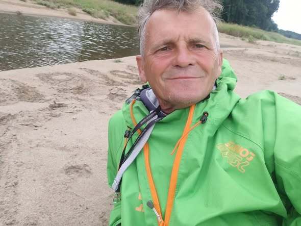 Roman Dębosz podczas swoich nocował tam, gdzie dopłynął. Często na piaszczystych plażach