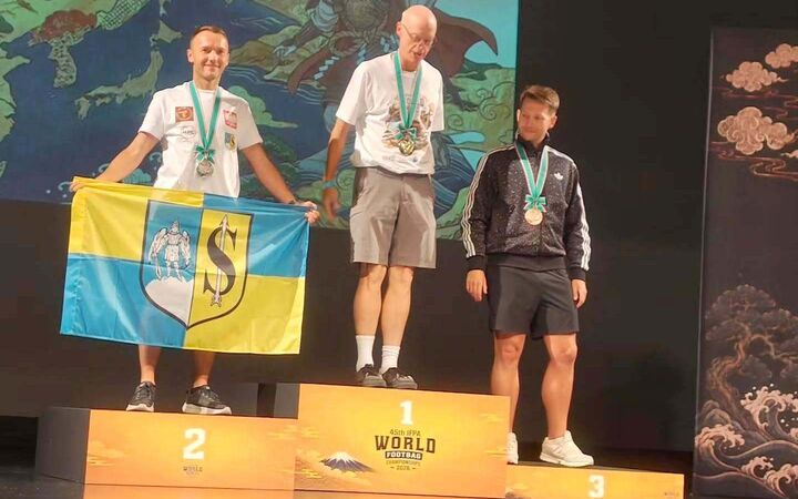 Zawodnik ze Strzelina z flagą miasta pojawił się na podium