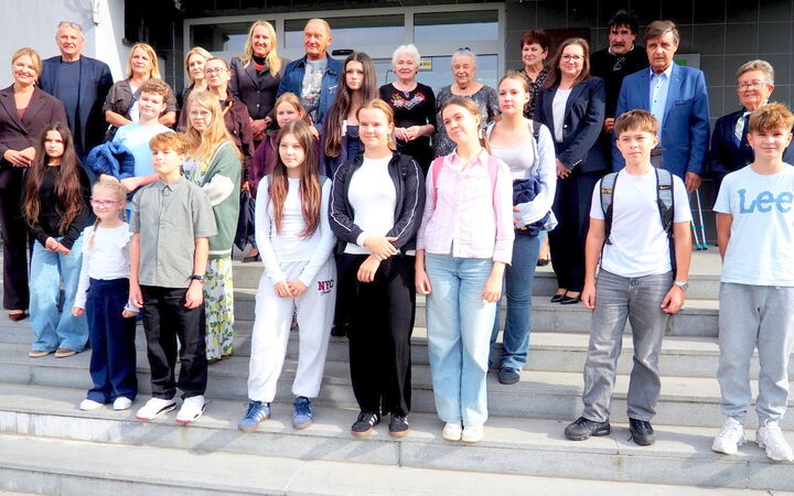 Pamiątkowe zdjęcie laureatów przed siedzibą banku