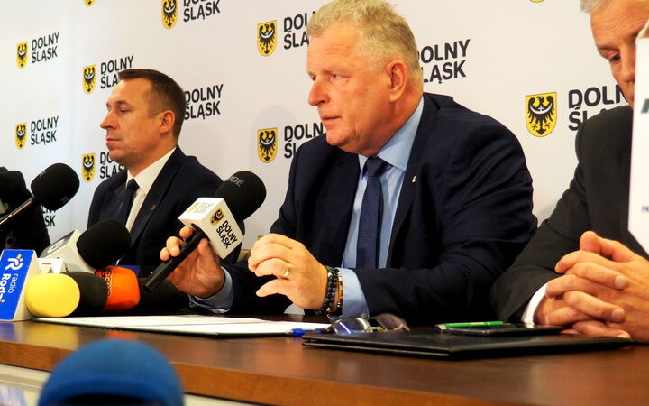 	– Mam nadzieję, że oprócz szlaku towarowego w dalszej kolejności uruchomione zostaną przejazdy pasażerskie – podkreślił Artur Gulczyński (w środku)