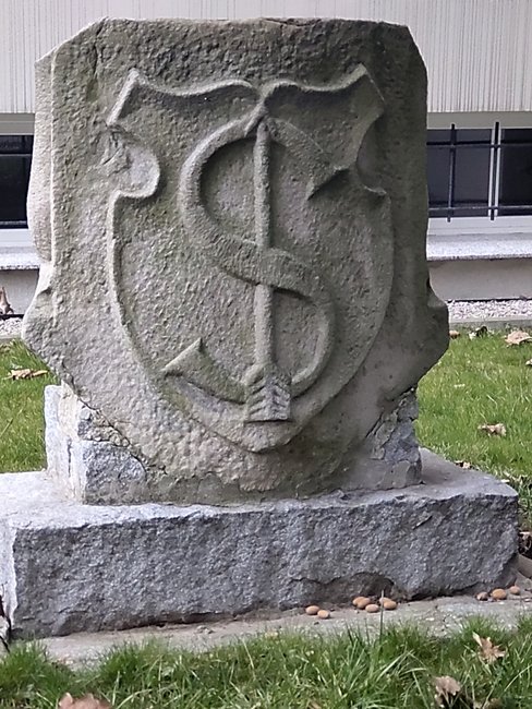 Granitowy herb stoi przed strzelińskim ogólniakiem Granitowy herb stoi przed strzelińskim ogólniakiem