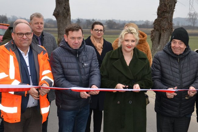 Przecięcie wstęgi na drodze w Dobrogoszczy. Foto. SP Strzelin Przecięcie wstęgi na drodze w Dobrogoszczy. Foto. SP Strzelin