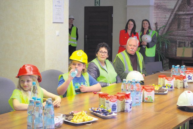 Do cukrowni przyszli dorośli i dzieci Do cukrowni przyszli dorośli i dzieci