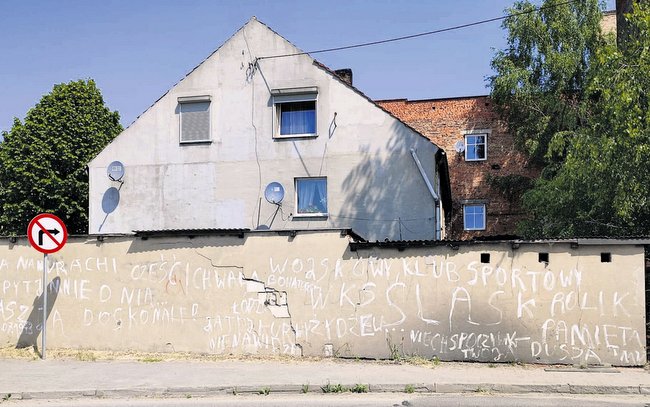 ...a naprzeciw popisany, szkaradnie wyglądający mur