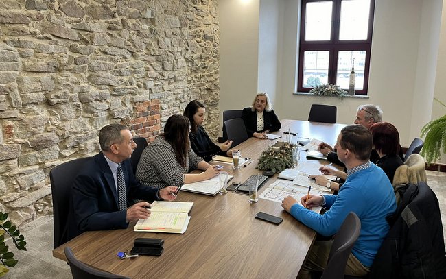 W strzelińskim Ratuszu odbyło się spotkanie, na którym ustalono zakres administrowania i zarządzania budynkiem przy ul. Ząbkowickiej 11 w Strzelinie. Foto: UMiG Strzelin