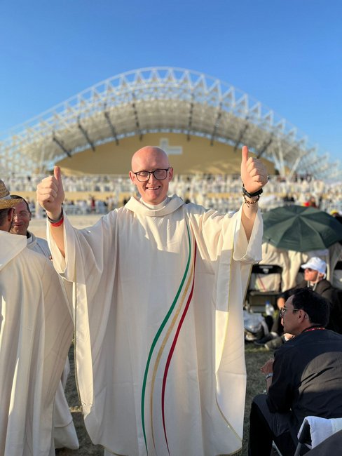 Ksiądz Piotr Rozpędowski w szatach liturgicznych podczas Światowych Dni Młodzieży w Lizbonie