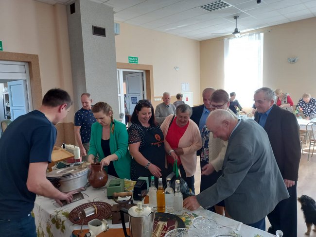 C. Podczas imprezy w stylu PRL zorganizowano wystawę codziennych przedmiotów sprzed kilkudziesięciu lat, co cieszyło się ogromnym zainteresowaniem seniorów C. Podczas imprezy w stylu PRL zorganizowano wystawę codziennych przedmiotów sprzed kilkudziesięciu lat, co cieszyło się ogromnym zainteresowaniem seniorów