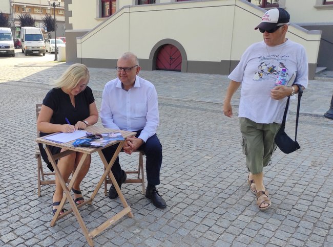 Burmistrz Dorota Pawnuk podpisała się pod listą poparcia kandydatury senatora Kazimierza Michała Ujazdowskiego (po środku)