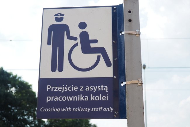 Przez przejścia mogą przechodzić osoby niepełnosprawne i starsi podróżni wyłącznie  z pracownikiem kolei