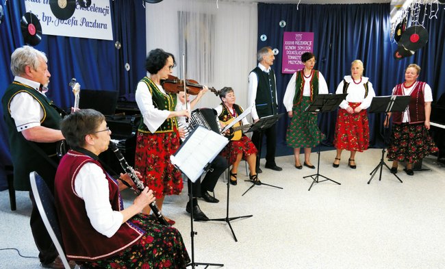 Oczekiwanie na ogłoszenie wyników umilił występ zespołu Demolo z Wrocławia