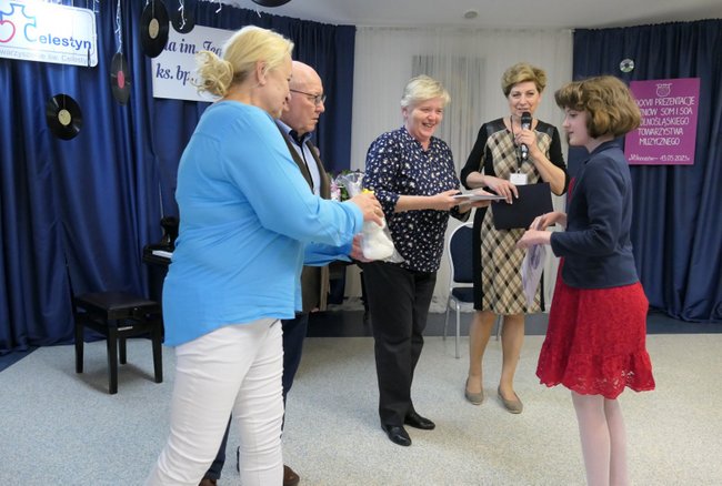 Laureaci otrzymali z rąk komisji konkursowej oraz dyrektor Małgorzaty de Haan ceramiczne króliczki i aniołki wykonane przez podopiecznych Zakładu Aktywności Zawodowej Celestyn