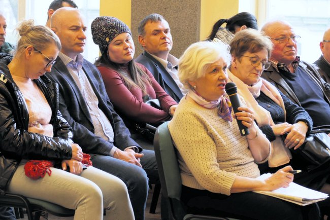 Leokadia Pawliszak (z mikrofonem w dłoni) ze Stowarzyszenia Działań Obywatelskich w rozmowie z ministrem Cieszyńskim poruszyła temat strzelińskiego szpitala Leokadia Pawliszak (z mikrofonem w dłoni) ze Stowarzyszenia Działań Obywatelskich w rozmowie z ministrem Cieszyńskim poruszyła temat strzelińskiego szpitala
