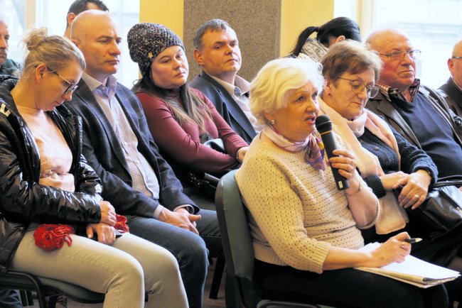 Leokadia Pawliszak (z mikrofonem w dłoni) ze Stowarzyszenia Działań Obywatelskich w rozmowie  z ministrem Cieszyńskim poruszyła temat strzelińskiego szpitala 