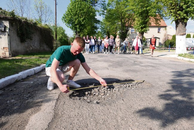 Dziury w nawierzchni drogi powiatowej w Bierzynie mają ponad metr szerokości. Są też bardzo głębokie Dziury w nawierzchni drogi powiatowej w Bierzynie mają ponad metr szerokości. Są też bardzo głębokie