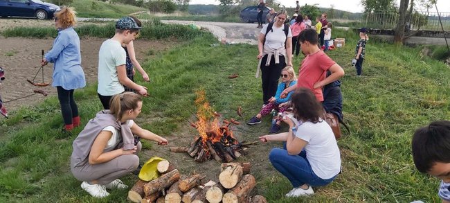 Na koniec, nad rzeką zorganizowano ognisko  z pieczeniem kiełbasek. Foto: UMiG Strzelin