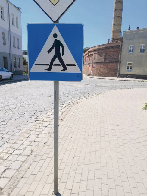 Kto by się w tym miejscu, z jakiegoś powodu zagapił, może się uderzyć o ostrokrawędzistą metalową tablicę. Kto by się w tym miejscu, z jakiegoś powodu zagapił, może się uderzyć o ostrokrawędzistą metalową tablicę.