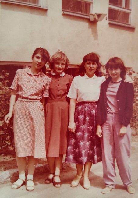 Pani Wiesia ze swoimi uczennicami w „czwórce”. Od lewej: Jadzia Skorupska, Ania Horżaniecka (Banaś), Wiesława Jaskulska i Małgosia Kukawska. Fot. archiwum prywatne Pani Wiesia ze swoimi uczennicami w „czwórce”. Od lewej: Jadzia Skorupska, Ania Horżaniecka (Banaś), Wiesława Jaskulska i Małgosia Kukawska. Fot. archiwum prywatne