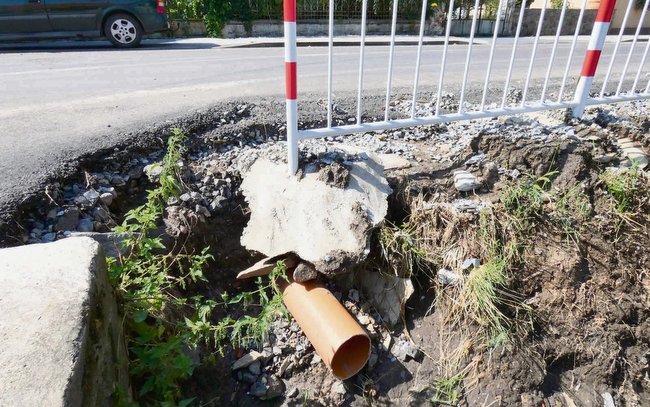 Tu widać, co nieskanalizowana woda jest w stanie zrobić z sypkim poboczem