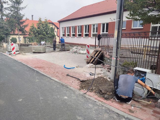 Przed szkołą w Prusach powstaje wyniesione przejście i zatoka autobusowa