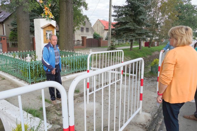 Takiego pomysłu nie powstydziłby się  Bareja. Barierka przed tzw. figurką została zamontowana po tym, jak roztłuczono betonowe płyty, które utwardzały  teren w tym miejscu