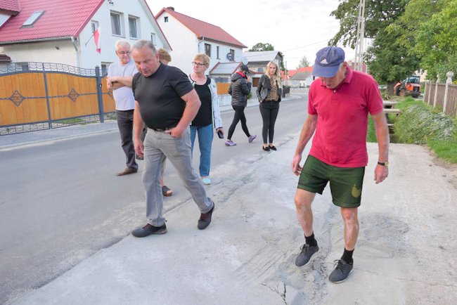 Mieszkańcy uważają, że remont to w wielu miejscach zwykła fuszerka.  Na dowód pokazują utwardzenie pobocza, które… rozchodzi się pod nogami