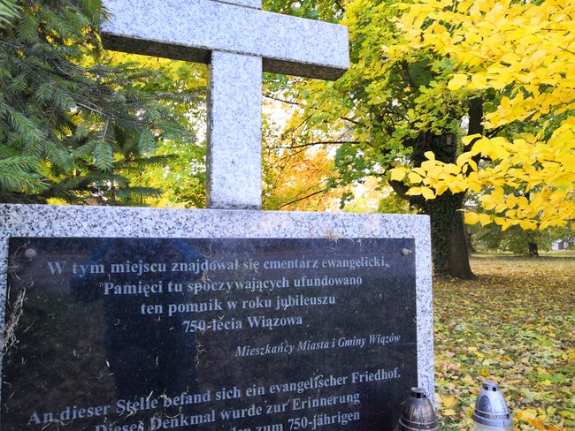 Przy ulicy 1 Maja w Wiązowie (naprzeciw cmentarza obecnego parafialnego) znajdował się kiedyś cmentarz ewangelicki. Dziś przypomina o nim wyłącznie pomnik, ufundowany przez mieszkańców miasta Przy ulicy 1 Maja w Wiązowie (naprzeciw cmentarza obecnego parafialnego) znajdował się kiedyś cmentarz ewangelicki. Dziś przypomina o nim wyłącznie pomnik, ufundowany przez mieszkańców miasta