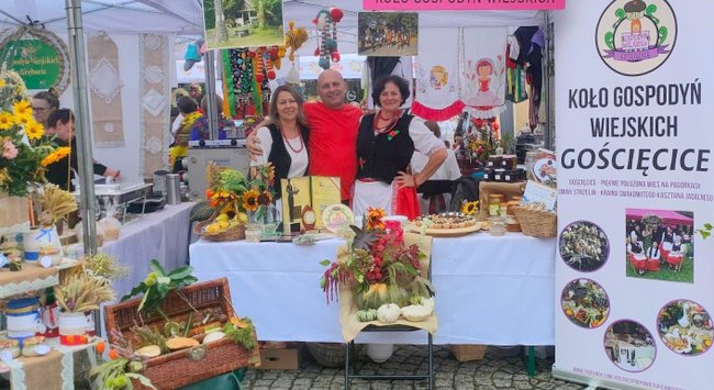 Pięknie udekorowane stoisko KGW z Gościęcic zrobiło wrażenie na uczestnikach Festiwalu. Foto: archiwum prywatne Pięknie udekorowane stoisko KGW z Gościęcic zrobiło wrażenie na uczestnikach Festiwalu. Foto: archiwum prywatne