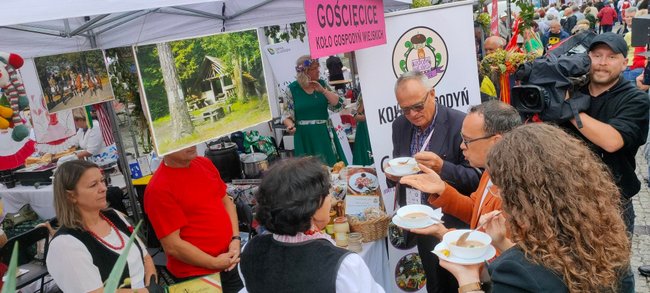 Przedstawicielki KGW z Gościęcic odbierają nagrodę za II miejsce w konkursie kulinarnym. Foto: archiwum prywatne Przedstawicielki KGW z Gościęcic odbierają nagrodę za II miejsce w konkursie kulinarnym. Foto: archiwum prywatne