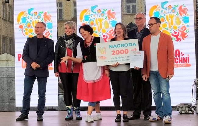 Komisja konkursowa kosztuje zwycięskiej zupy z kasztanów jadalnych, a pani Ania Jankowska opowiada jej historię. Foto: archiwum prywatne Komisja konkursowa kosztuje zwycięskiej zupy z kasztanów jadalnych, a pani Ania Jankowska opowiada jej historię. Foto: archiwum prywatne
