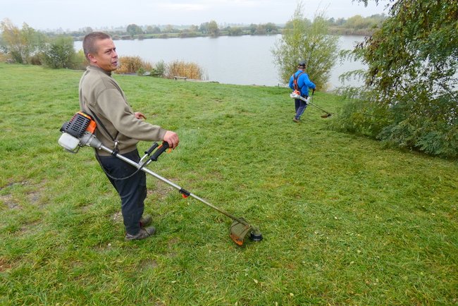 Najwięcej pracy było przy koszeniu terenu przyjegającego do zbiorników