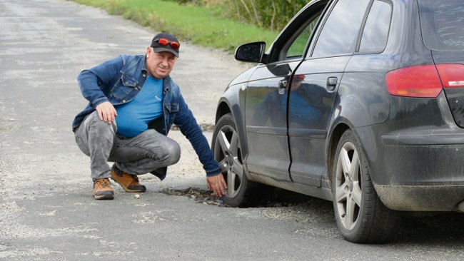 - Po wjechaniu w tak głęboką dziurę można zerwać koło w samochodzie - mówi radny Krzysztof Hutnik