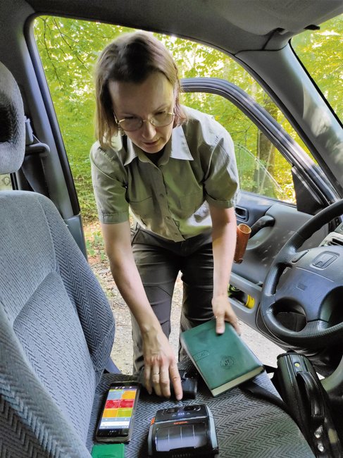 Mobilne biuro pani Ani w samochodzie. Pod ręką notes i trochę elektroniki, choć z zasięgiem w lesie bywa trudno Mobilne biuro pani Ani w samochodzie. Pod ręką notes i trochę elektroniki, choć z zasięgiem w lesie bywa trudno